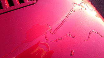 水を弾くのではなく塗装面の水が滑るようにはけていく「滑水性」です。 水滴が塗装面に残りにくくウォータースポットの形成をおさえます。