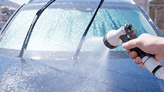 普段のお手入れは水洗い、または中性洗剤による洗車だけでOKです。 洗車で取りきれない汚れには、専用のメンテナンスコンディショナーを使用してください。