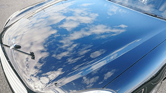 SiO2を主成分とした硬質の被膜を形成することで、濡れたような深い光沢を実現しました。